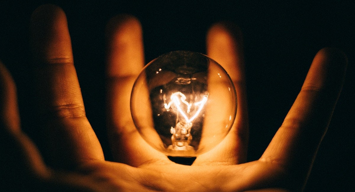 idea-lightbulb-hand
